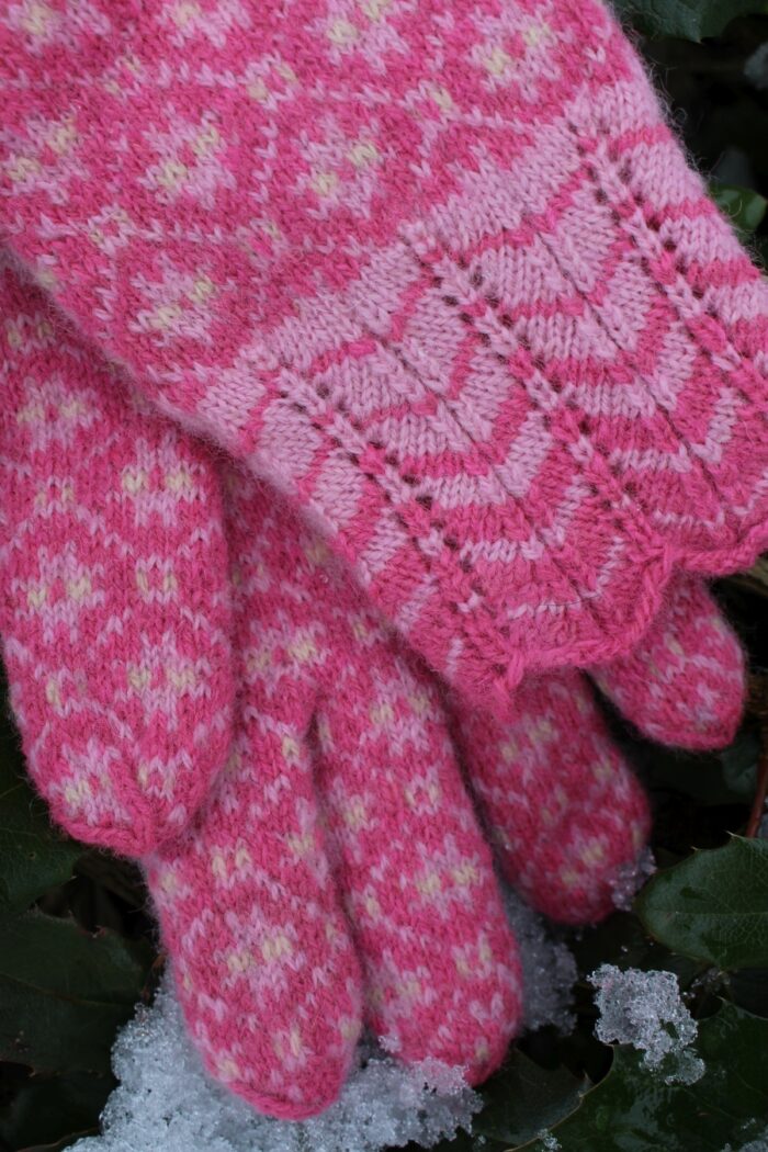 #231: Finely Knitted Estonian Lady's Gloves in Paistu Style in Pink Muave Natural White Powerful Protective Pattern 8-Pointed Star - Image 11