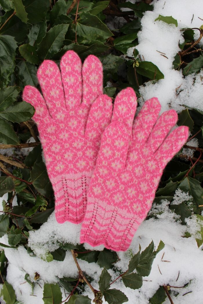 #231: Finely Knitted Estonian Lady's Gloves in Paistu Style in Pink Muave Natural White Powerful Protective Pattern 8-Pointed Star