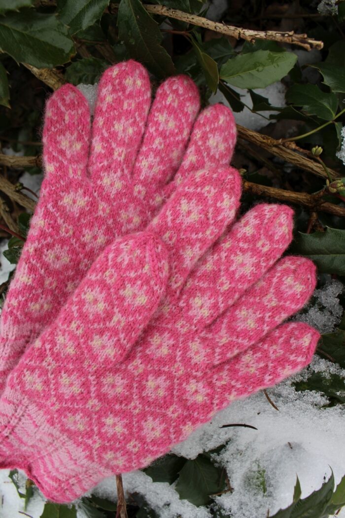 #231: Finely Knitted Estonian Lady's Gloves in Paistu Style in Pink Muave Natural White Powerful Protective Pattern 8-Pointed Star - Image 9