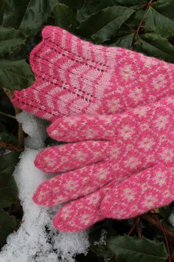 #231: Finely Knitted Estonian Lady's Gloves in Paistu Style in Pink Muave Natural White Powerful Protective Pattern 8-Pointed Star - Image 8