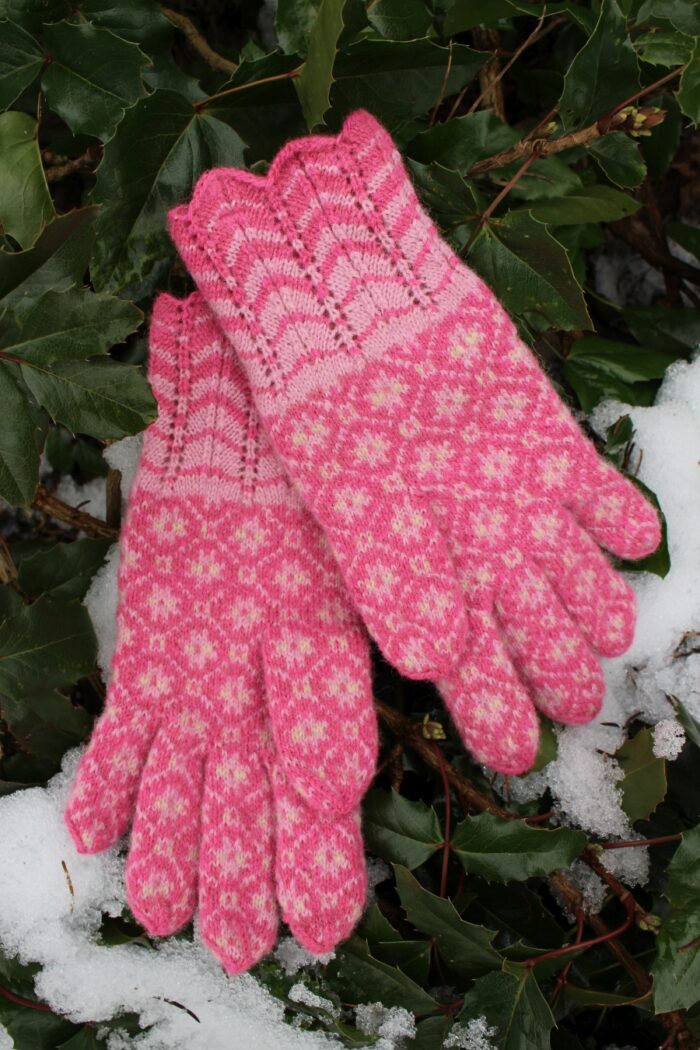 #231: Finely Knitted Estonian Lady's Gloves in Paistu Style in Pink Muave Natural White Powerful Protective Pattern 8-Pointed Star - Image 7