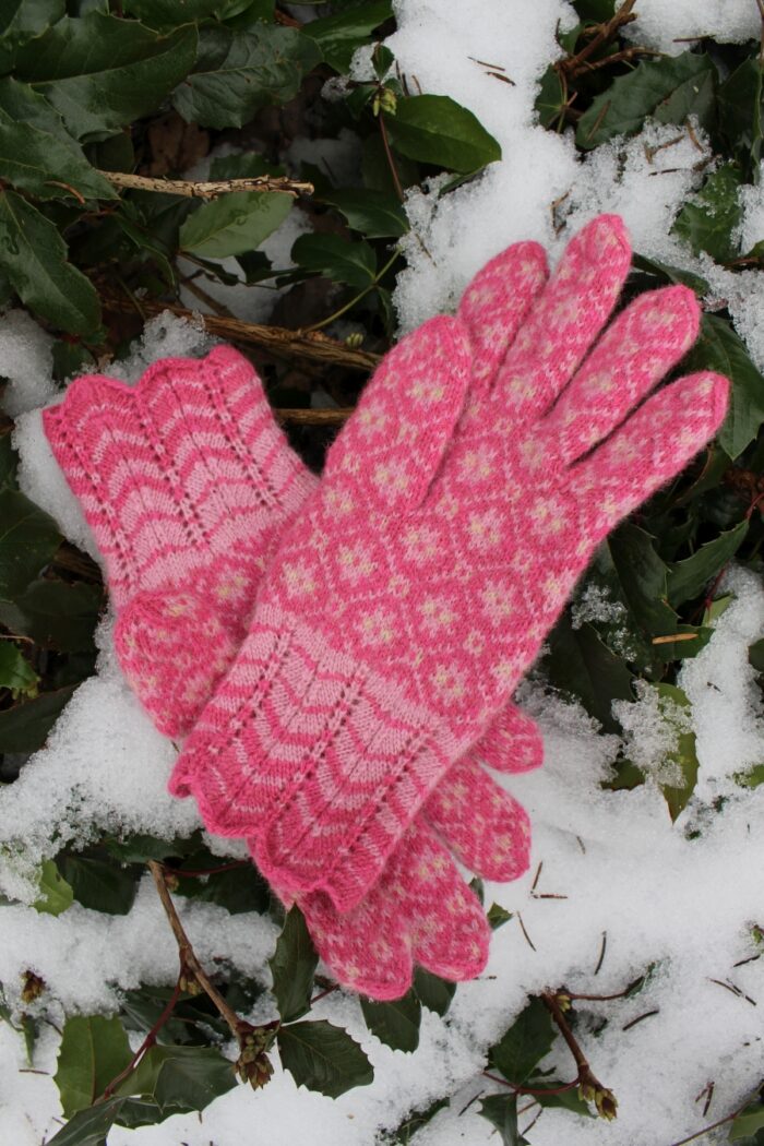 #231: Finely Knitted Estonian Lady's Gloves in Paistu Style in Pink Muave Natural White Powerful Protective Pattern 8-Pointed Star - Image 5