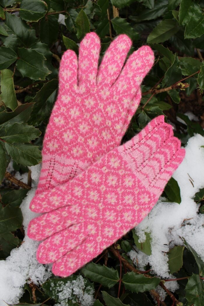 #231: Finely Knitted Estonian Lady's Gloves in Paistu Style in Pink Muave Natural White Powerful Protective Pattern 8-Pointed Star - Image 3