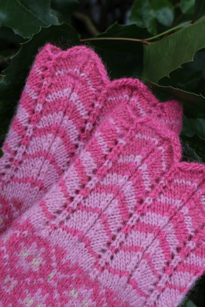 #231: Finely Knitted Estonian Lady's Gloves in Paistu Style in Pink Muave Natural White Powerful Protective Pattern 8-Pointed Star - Image 2