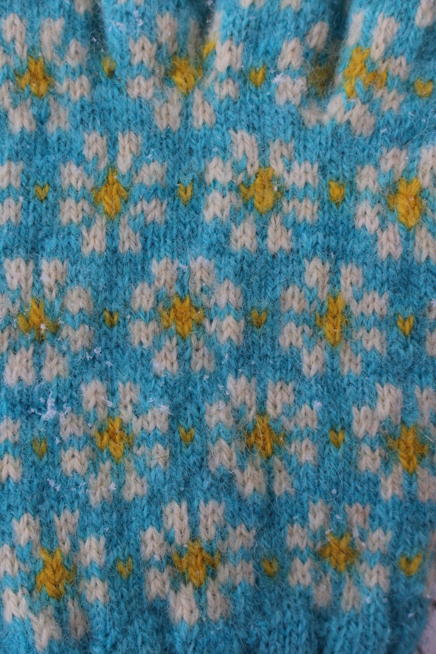 #261: Finely Knitted Estonian Gloves in Räpina Old Võro Style with Swirly Pattern in Turquoise Yellow Natural White with Daisies - Image 3