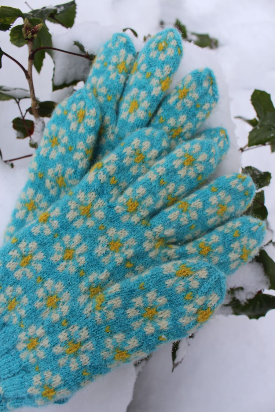 #261: Finely Knitted Estonian Gloves in Räpina Old Võro Style with Swirly Pattern in Turquoise Yellow Natural White with Daisies - Image 5