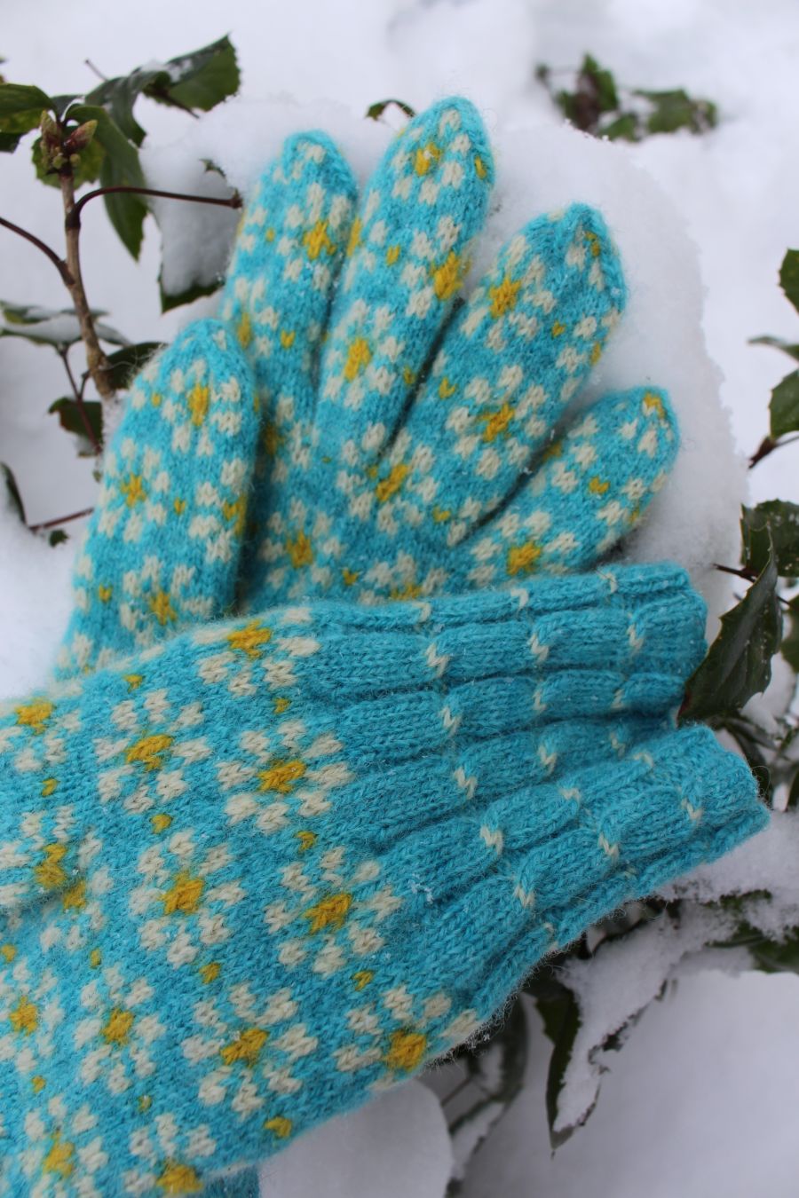 #261: Finely Knitted Estonian Gloves in Räpina Old Võro Style with Swirly Pattern in Turquoise Yellow Natural White with Daisies - Image 8