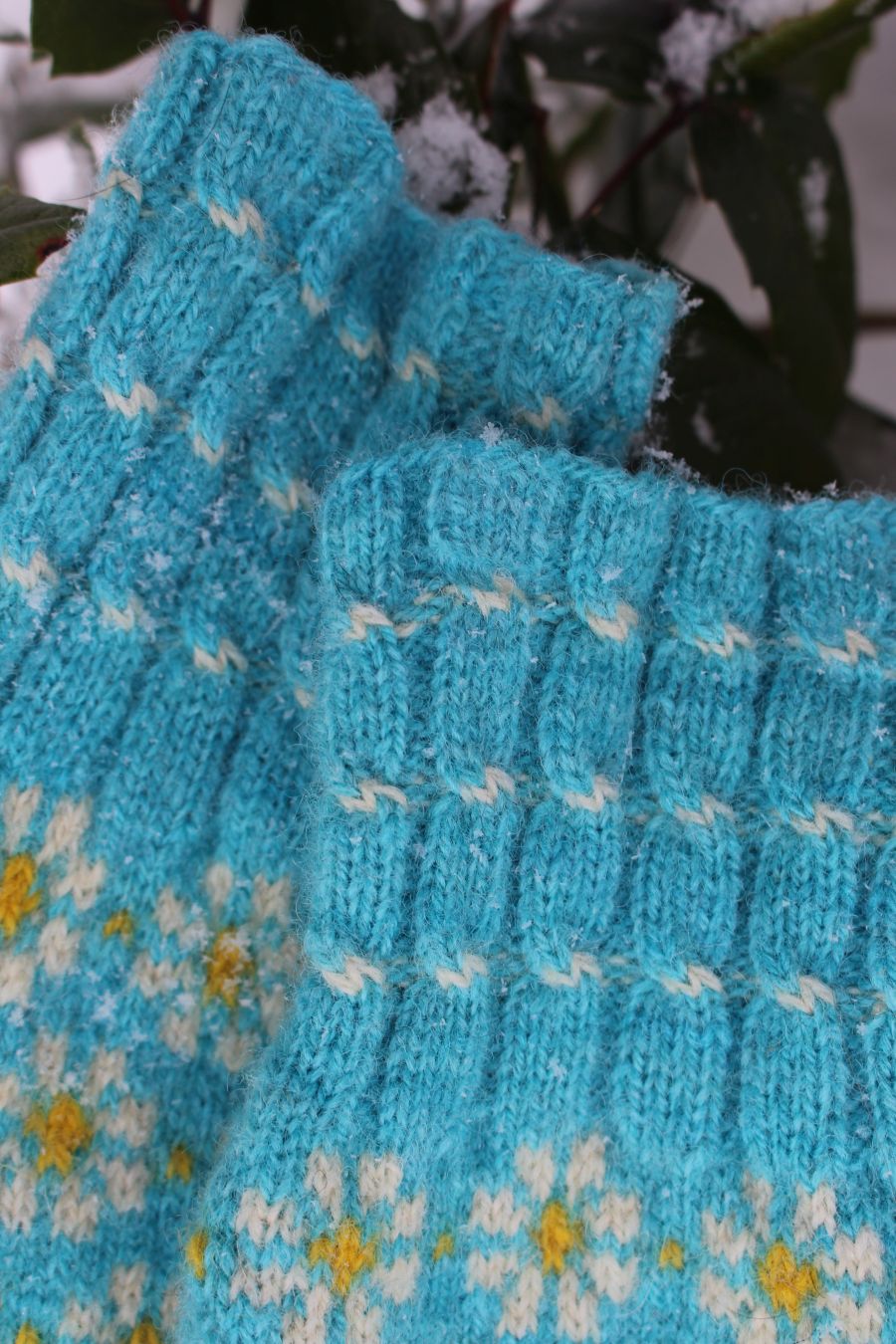 #261: Finely Knitted Estonian Gloves in Räpina Old Võro Style with Swirly Pattern in Turquoise Yellow Natural White with Daisies - Image 7