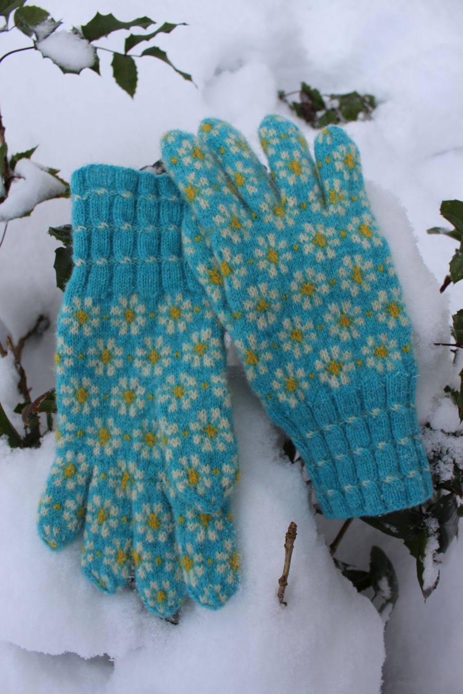 #261: Finely Knitted Estonian Gloves in Räpina Old Võro Style with Swirly Pattern in Turquoise Yellow Natural White with Daisies - Image 9