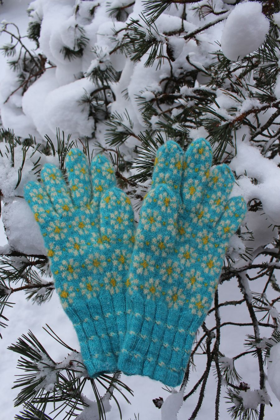 #261: Finely Knitted Estonian Gloves in Räpina Old Võro Style with Swirly Pattern in Turquoise Yellow Natural White with Daisies - Image 4