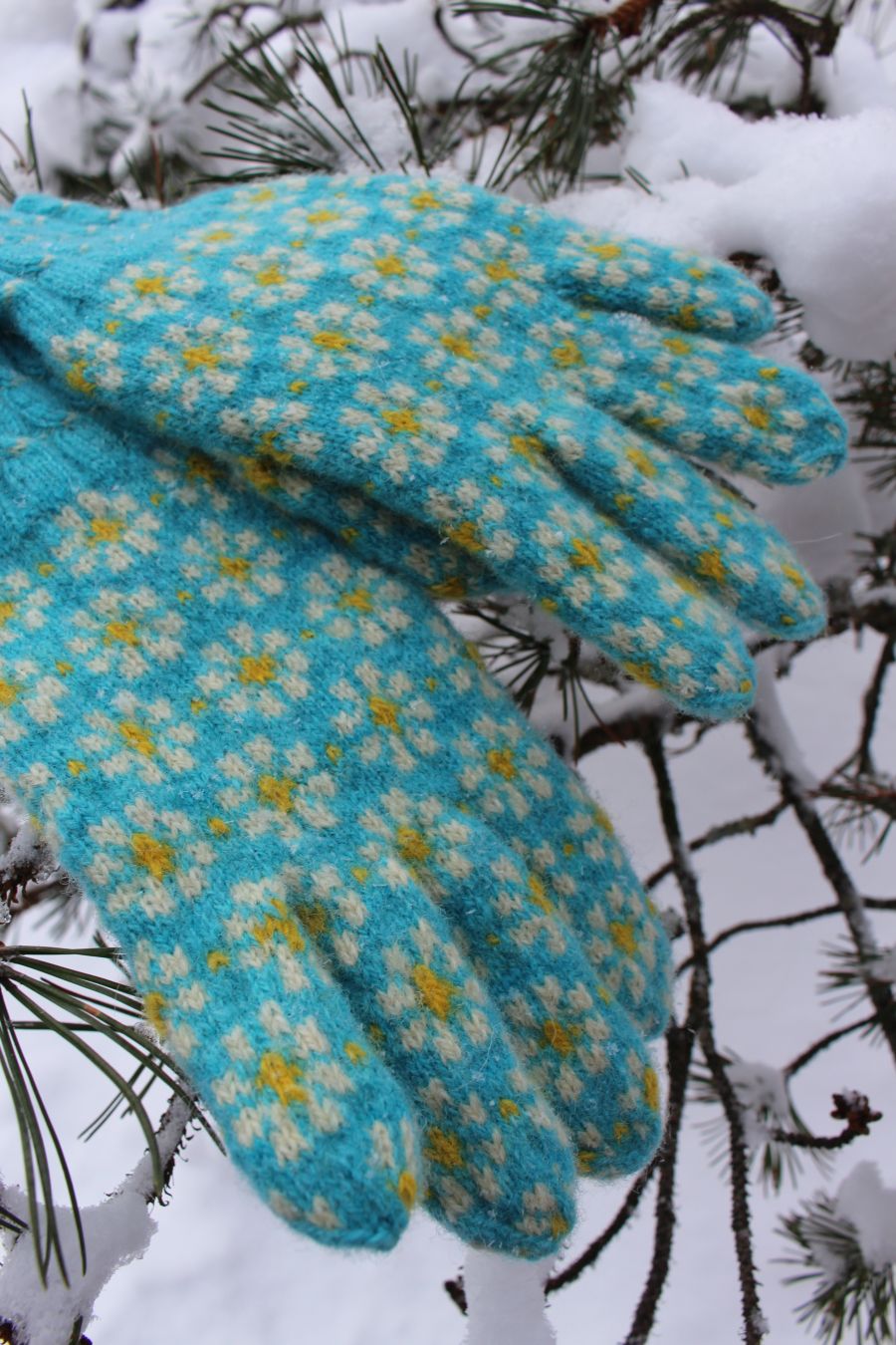 #261: Finely Knitted Estonian Gloves in Räpina Old Võro Style with Swirly Pattern in Turquoise Yellow Natural White with Daisies - Image 11