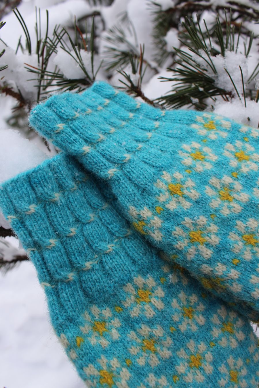 #261: Finely Knitted Estonian Gloves in Räpina Old Võro Style with Swirly Pattern in Turquoise Yellow Natural White with Daisies - Image 12