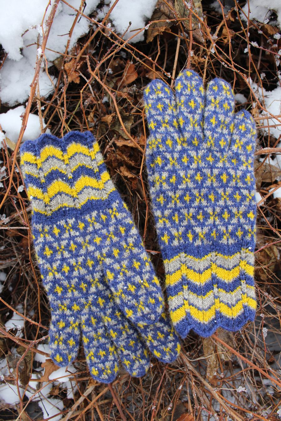#264: Finely Knitted Seto Estonian Lady's Gloves in Lobodka Style in Navy Blue Yellow and Natural Grey Lacy Cuffs - Image 9
