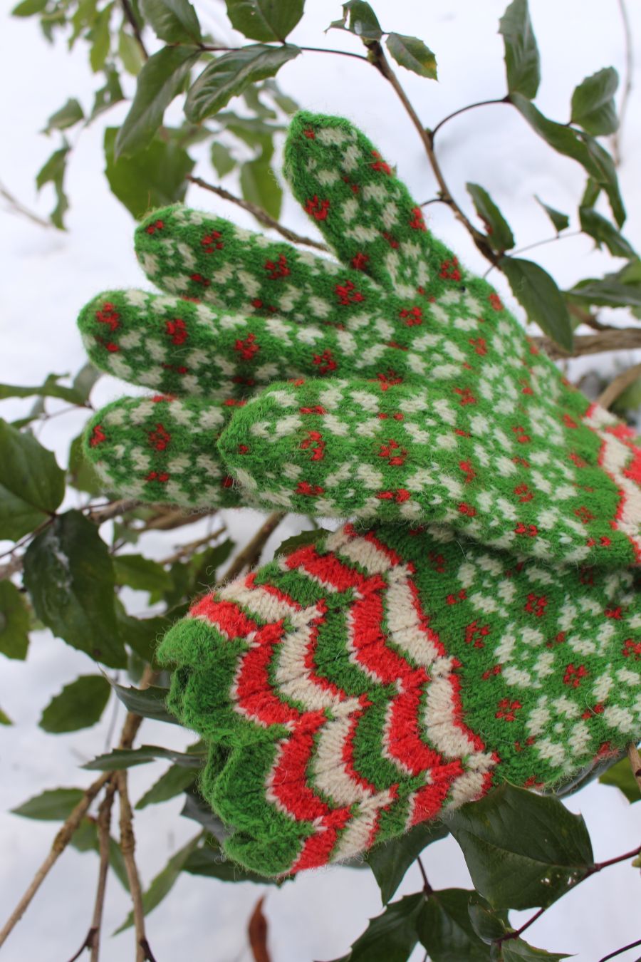 #263: Finely Knitted Estonian Lady's Gloves in Paistu Style Mulgi Region in Green White Red Strawberry Bloom Pattern - Image 7