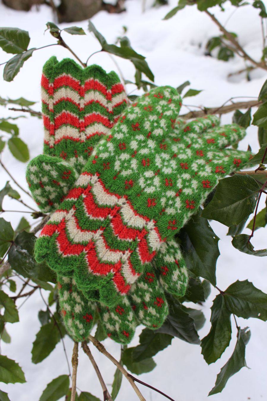 #263: Finely Knitted Estonian Lady's Gloves in Paistu Style Mulgi Region in Green White Red Strawberry Bloom Pattern - Image 8
