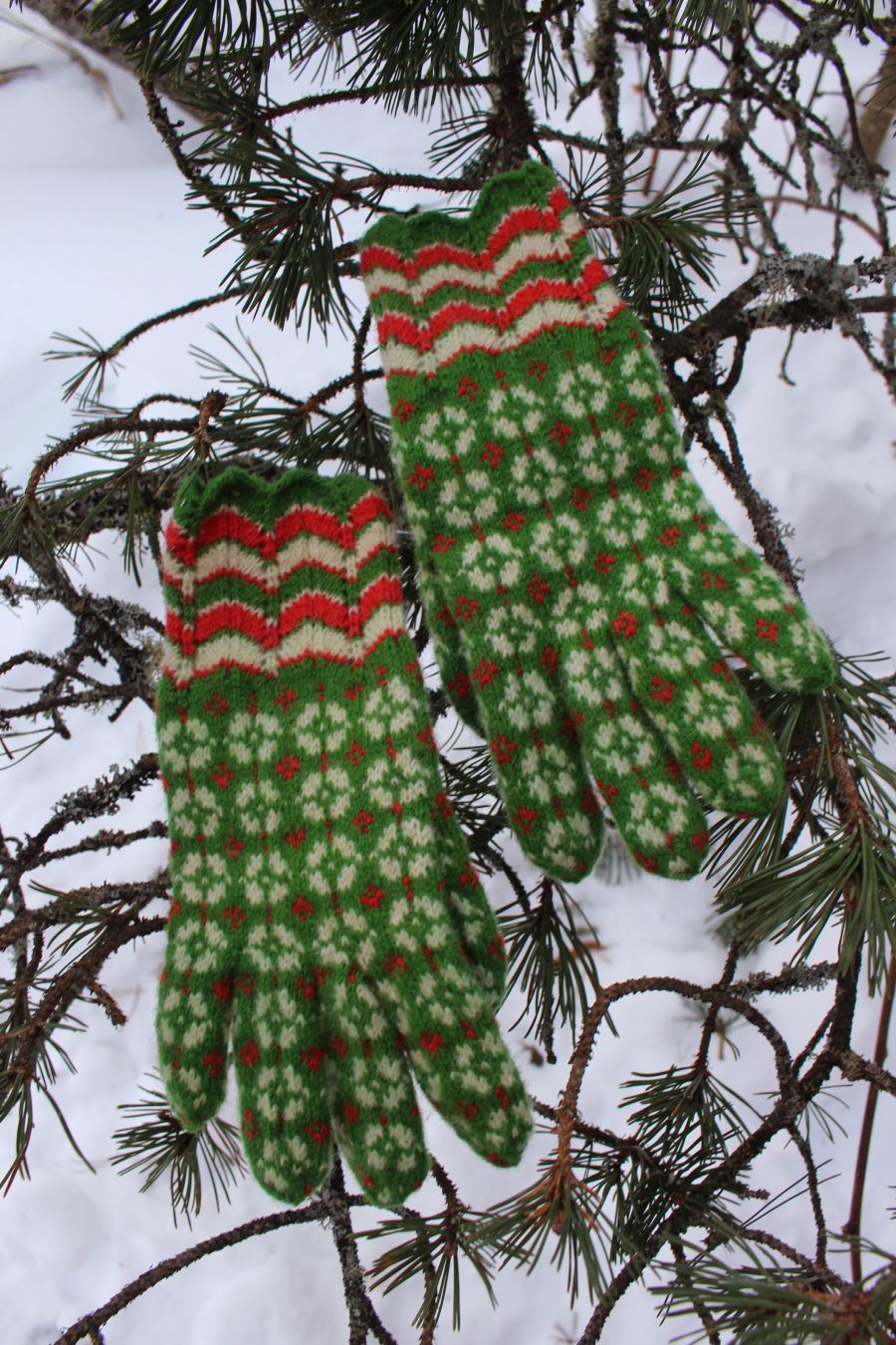 #263: Finely Knitted Estonian Lady's Gloves in Paistu Style Mulgi Region in Green White Red Strawberry Bloom Pattern - Image 9