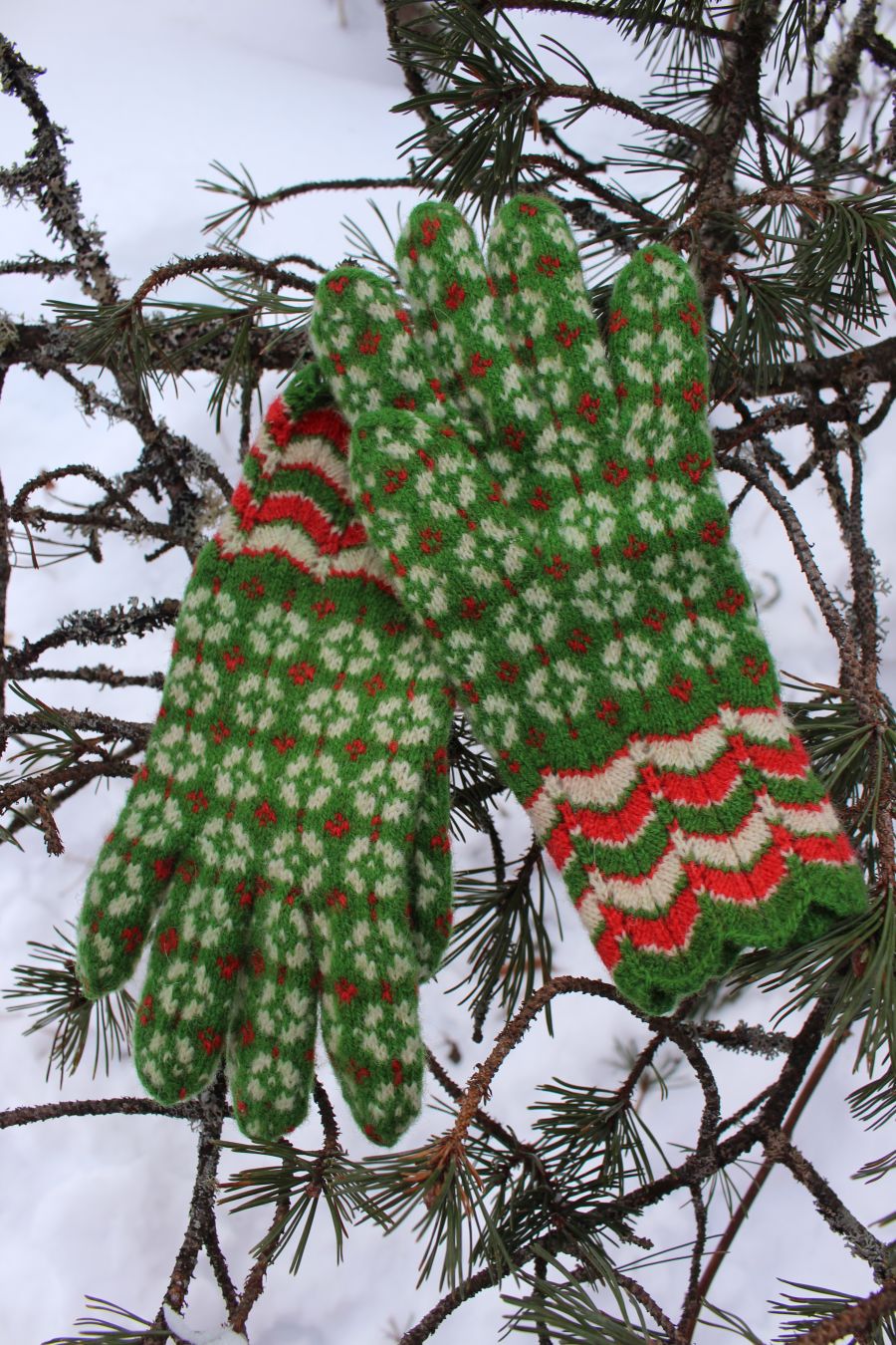 #263: Finely Knitted Estonian Lady's Gloves in Paistu Style Mulgi Region in Green White Red Strawberry Bloom Pattern - Image 11